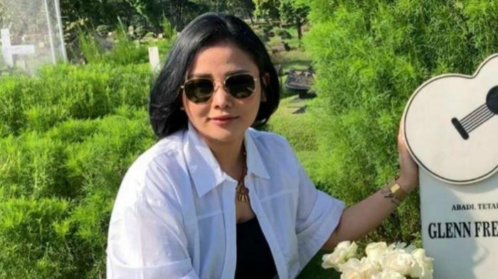 Mutia Ayu mendatangi makam Glenn Fredly di TPU Tanah Kusir, Kebayoran Lama, Jakarta Selatan, Kamis (8/4/2021) pagi, tepat satu tahun meninggal Bung Glenn.