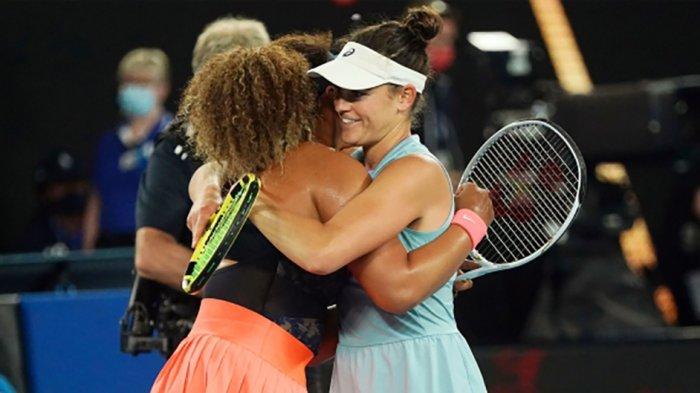 Naomi Osaka (kiri) berpelukan dengan Jennifer Brady usai pertandingan final