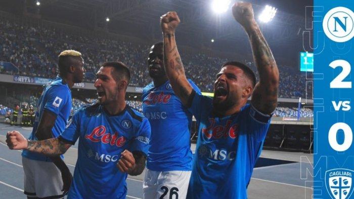 Para pemain Napoli rayakan kemenangan 2-0 lawan Cagliari. Ini kemenangan keenam dalam enam laga yang telah dilakoni Napoli dan membuatnya kembali ke puncak klasemen menggusur AC Milan.
