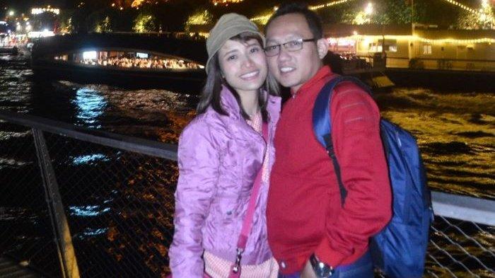 Natalia Dian dan Alexander Handrio Hutomo saat berpose didepan Menara Eiffel, Paris, Perancis, disela jalan-jalan buah kerja kerasnya menjalankan bisnis skincare Jafra Cosmetics. Keputusan Natalia Dian Restuti Tanjung Sari untuk meninggalkan pekerjaan kantoran di salah satu bank BUMN membawanya ke bisnis kosmetik Jafra.
