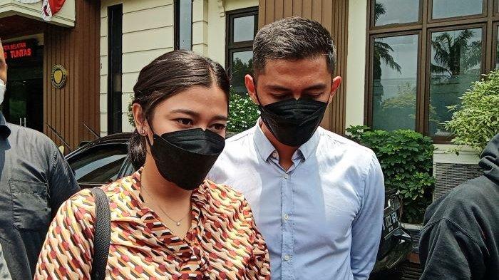 Pemain sinetron Naysilla Mirdad menemani Kenang Mirdad (kanan) menghadiri sidang perceraian di Pengadilan Agama Jakarta Selatan, Selasa (5/10/2021). Kenang Mirdad adalah kakak Naysilla Mirdad yang saat ini sedang berperkara cerai dengan Tyna Kanna.