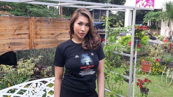 Nia Sachi disela jumpa pers film Bisikan Arwah Mantan di kawasan Matraman, Jakarta Timur, Rabu (17/3/2021).