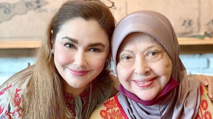 Sineas Nia Zulkarnaen bersama Mieke Wijaya, ibunya. Aktris gaek dan legendaris Mieke Wijaya dikabarkan meninggal dunia, Selasa (3/5/2022) malam. Mieke Wijaya meninggal dunia di usia 82 tahun.