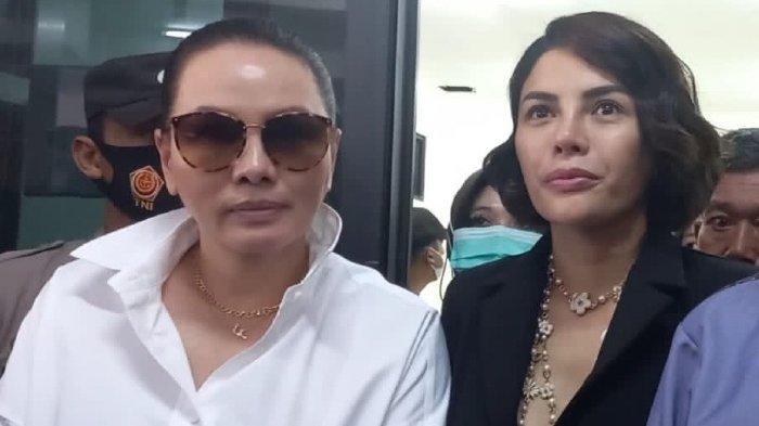 Presenter dan pemain film Nikita Mirzani kembali duduk di kursi terdakwa perkara pencemaran nama baik Dito Mahendra di Pengadilan Negeri Serang, Banten, Senin (28/11/2022). Nikita Mirzani ditemani Fitri Salhuteru, sahabatnya, disela sidang.