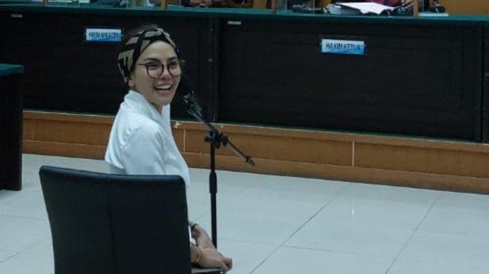 Pemain film Nikita Mirzani disela menjalani sidang perdana perkara pencemaran nama baik Dito Mahendra di Pengadilan Negeri Serang, Banten, Senin (14/11/2022).