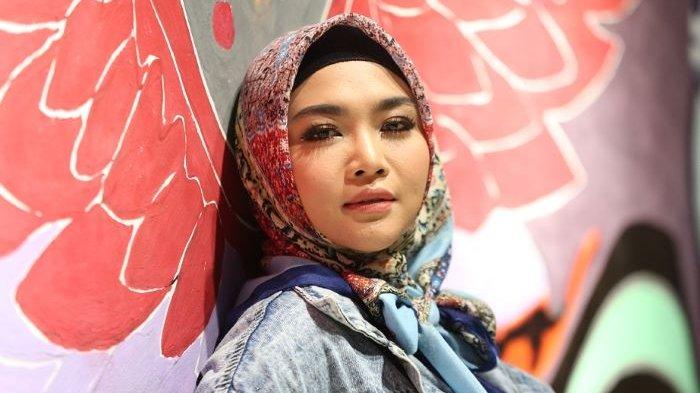 Penyanyi dangdut Novi Ayla atau Novi KDI merilis single Jangan Minta Sabarku, Sabtu (18/9/2021). Lirik lagu ini dibuat berdasarkan kisah nyata tentang pernikahan Novi KDI.