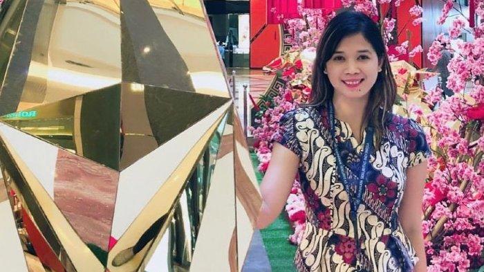 Pengusaha Novita Emilda dikenal jatuh cinta dengan batik sejak lama, hingga kini sering berburu batik-batik eksklusif.