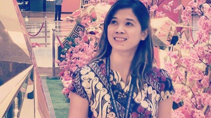 Pengusaha Novita Emilda dikenal jatuh cinta dengan batik sejak lama, hingga kini sering berburu batik-batik eksklusif.