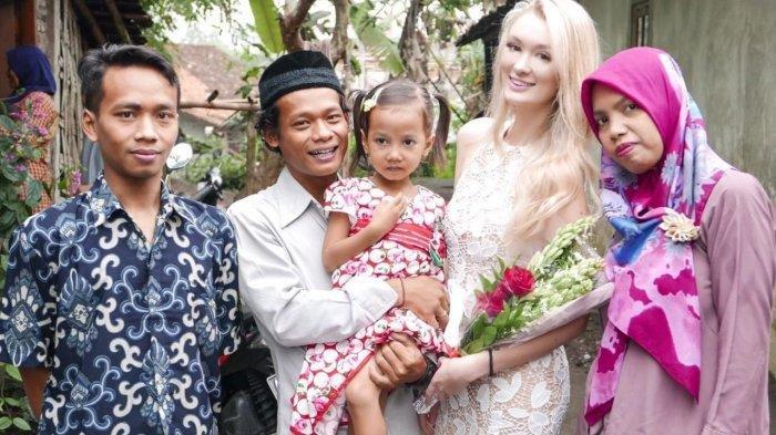 Nur Khamid dan istrinya asal Inggris diapit anggota keluarga setelah pernikahan.