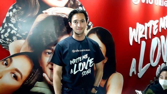 Omar Daniel disela press screening series Write Me A Love Song di Bioskop CGV Grand Indonesia, Tanah Abang, Jakarta Pusat, Rabu (24/11/2021).