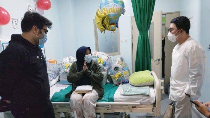 Vice President ANTV Otis Hahijary (putih) ditemani Ferry Fernandez (kiri), produser sinetron Jodoh Wasiat Bapak Babak 2, mengunjungi Irma Suryatin, istri mendiang Sapri Pantun, Selasa (18/5/2021). Istri Sapri Pantun melahirkan anak keduanya, Sabtu (15/5/2021), atau lima hari setelah Sapri meninggal dunia pada 10 Mei 2021.