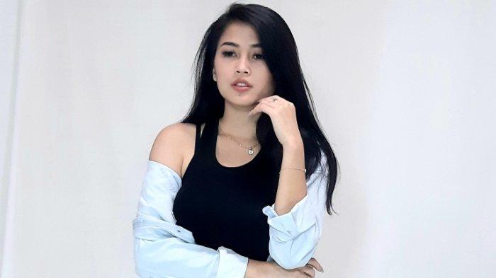 Ovi Sovianti membuka donasi sesaat setelah terjadi gempa bumi di Cianjur, Jawa Barat, Senin (21/11/2022) sore. Bantuan akan diberikan ke korban gempa. Pedangdut Ovi Sovianti ketika berbincang di Redaksi Warta Kota, Palmerah, Jakarta Pusat, Jumat (11/9/2020).