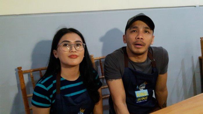 Pedangdut Ovi Sovianti bersama Franky Roring, suaminya, membuka usaha restoran bernama King Tuna Manado di Jalan Wijaya, Kebayoran Baru, Jakarta Selatan, Sabtu (2/11/2019).