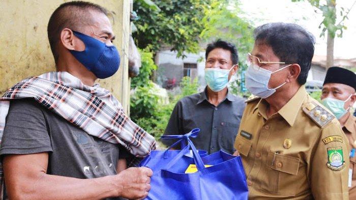 Wakil Wali Kota Tangerang Sachrudin menyerahkan bantuan paket sembako untuk warga disabilitasi, Selasa (2/3/2021)