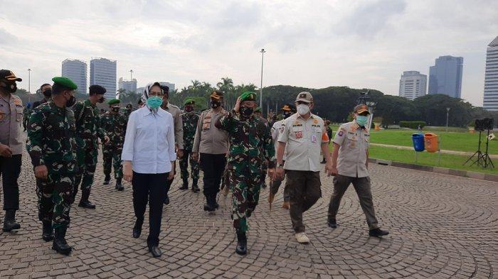 Panglima Kodam Jaya Mayjen TNI Dudung Abdurachman dan Wali Kota Tangerang Selatan Airin Rachmi Diany dalam apel di Monas, Gambir, Jakarta Pusat, Jumat (20/11/2020).