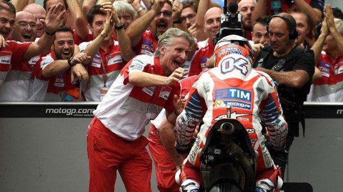 Direktur Olahraga Ducati, Paolo Ciabatti, memberikan selamat kepada pebalapnya, Andrea Dovizioso.