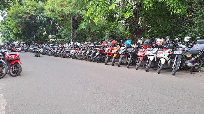 Parkir liar di sekitar GI, Kebon Kacang, Kecamatan Tanah Abang, Jakarta Pusat, Kamis (8/12/2022).