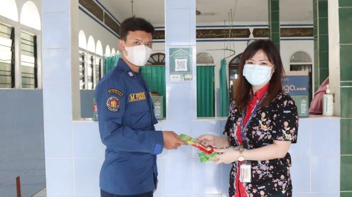 Formula menggandeng Badan Amil Zakat Nasional (Baznas) saat mengenalkan pasta gigi Formula Amanah di kantor Baznas, Jalan Matraman Raya, Jakarta Timur, Rabu (14/4/2021).