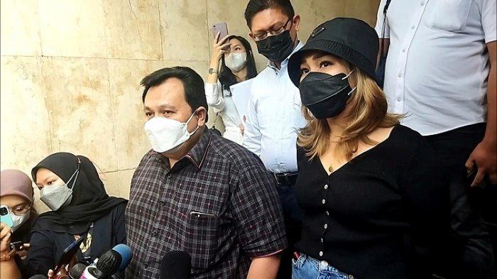 Pedangdut Ayu Ting Ting mememuhi panggilan penyidik Polda Metro Jaya, Senin (31/8/2021)