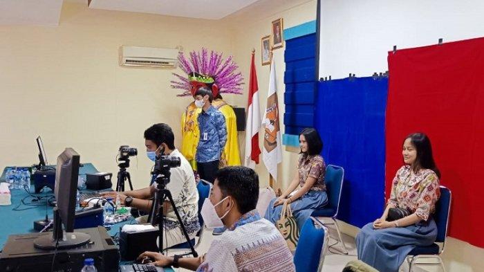 Pelajar SMAN 70 Jakarta menjalani perekaman KTP Elektronik, Kamis (4/11/2021)