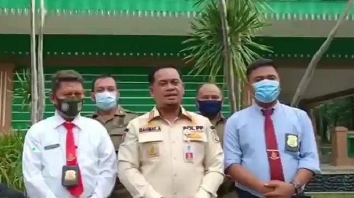 Pelaksana tugas (Plt) Kepala Satpol PP Kabupaten Bekasi Rahmat Atong saat mengumumkan vonis denda Rp 2 Juta kepada dua terdakwa pembuangan sampah sembarangan di Bantaran Sungai Kalimalang, Kecamatan Tambun Selatan, Kabupaten Bekasi viral di media sosial.