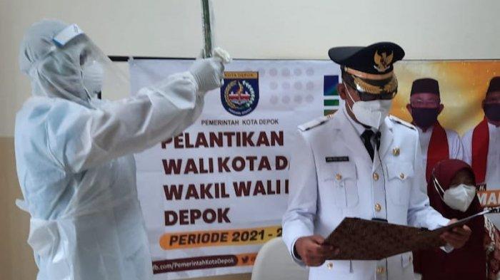 Wakil Wali Kota Depok Imam Budi Hartono saat proses pengambilan sumpah jabatan secara virtual di rumah sakit di Kota Depok, Jawa Barat, Jumat (26/2/2021)
