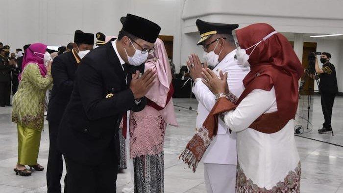 Tampak Gubernur Ridwan Kamil menyalami Wali Kota Depok terpilih Mohammad Idris usai pelantikan, Jumat (26/2/2021)