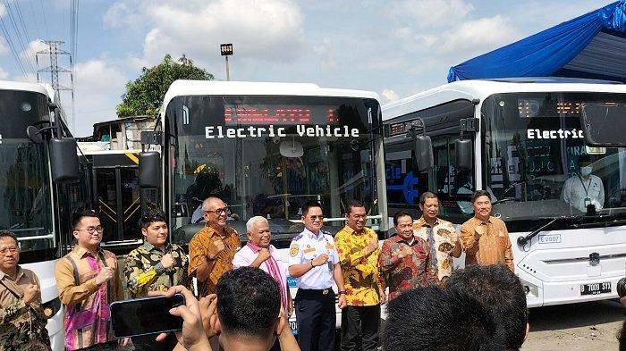 Pelepasan uji coba bus listrik Transjakarta di Terminal Kampung Rambutan, Jakarta Timur , Rabu (8/6/2022).