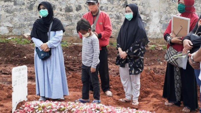 Makam almarhum Ketua KPU Tangsel Bambang Dwitoro di TPU Jombang, Ciputat, Sabtu (12/12/2020).