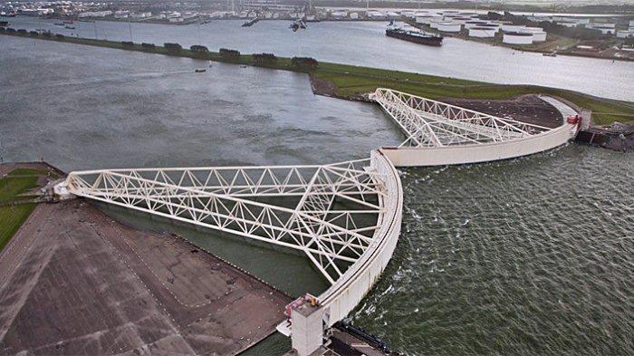 Maeslant Storm Surge Barrier teknologi di Belanda untuk meredam banjir ke pemukiman