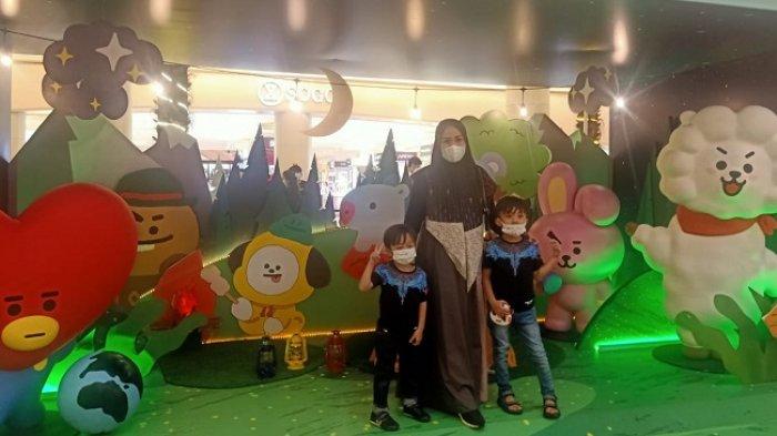 Pengunjung Mal Kota Kasablanka antusias berfoto bersama karakter Line Friend