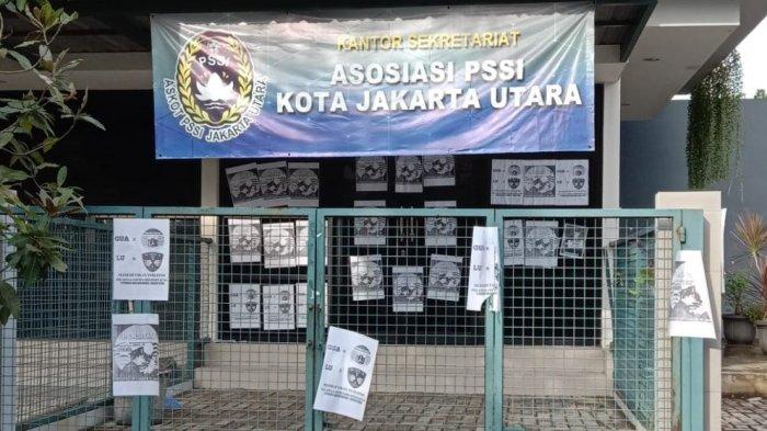 Aksi pemasangan poster ini dampak dari penolakan diubahnya logo tim Persitara secara sepihak