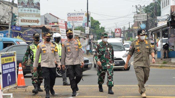 Kapolres Bogor AKBP Harun didampingi Dandim 0621 Letkol Infantri Syukur Hermanto, Sekretaris Satuan Pol PP Kabupaten Bogor Imam W.S beserta PJU Polres Bogor mengecek kesiapan titik penyekatan mudik Lebaran 2021 di Cileungsi, Kamis (29/4/2021).