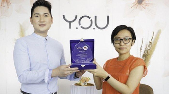 Penyerahan pelakat kolaborasi antara Y.O.U dan Perempuan Berkisah oleh Dickson Leo, Brand Director Y.O.U kepada dr. Sandra, Community Leader Perempuan Berkisah Jabodetabek)