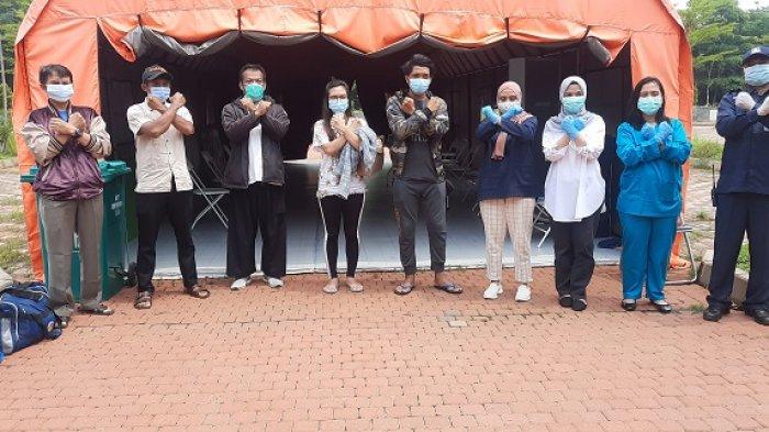 Tenaga Medis RLC Kota Tangsel bersama para penyintas covid-19 yang dipulangkan.