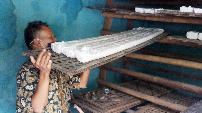 Perajin tempe, Sahir (50), membuat tempe di kawasan Buaran Indah, Kota Tangerang, Minggu (3/1/2021).