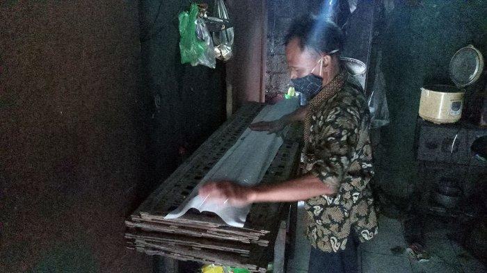 Perajin tempe, Sahir (50), membuat tempe di kawasan Buaran Indah, Kota Tangerang, Minggu (3/1/2021).