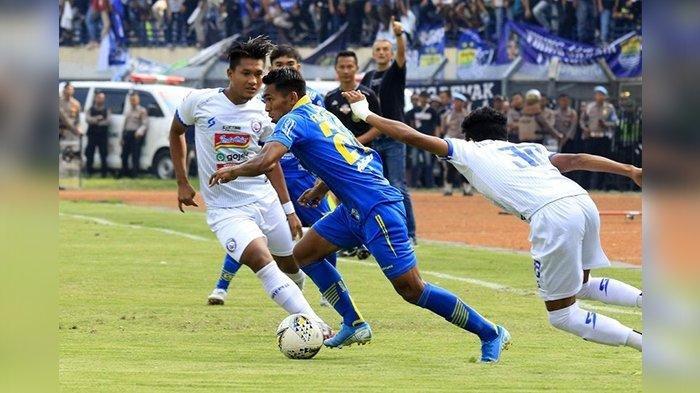 Frets Butuan melewati dua lawan dalam laga Persib Bandung vs Arema FC di lanjutan Liga 1 2019 di Stadion Si Jalak Harupat, Soreang, Selasa (12/11/2019).