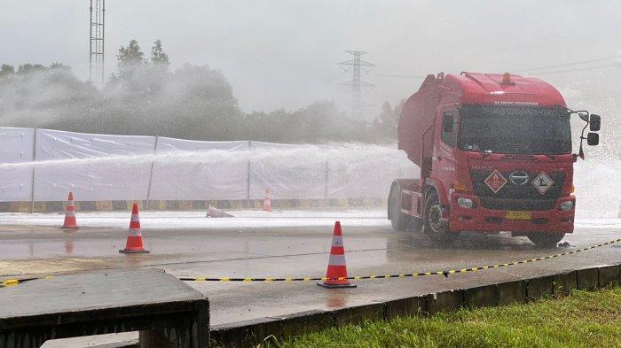 Suasana simulasi keadaan darurat yang dilaksanakan Pertamina Patra Niaga Regional Jawa Bagian Barat Subholding Commercial & Trading bersama dengan PT Lintas Marga Sedaya (Astra Tol Cipali) yang dilaksanakan di Jalur Tol Cipali KM 77, Jawa Barat.