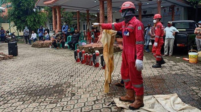 PT Pertamina (Persero) Pemasaran Regional Jawa Bagian Barat bersinergi dengan masyarakat Desa Balongan menggelar pelatihan pencegahan dan penanggulangan bencana non alam di Balai Desa Balongan, Indramayu, Jawa Barat, Kamis (17/6/2021).