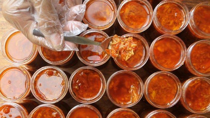 Eka Dji Djaelani tak pernah mengira jika hobinya mengkonsumsi makanan pedas memberikan ilham untuk memulai usaha pembuatan sambal kemasan. Dengan menjadi mitra binaan Pertamina, kini ia memiliki usaha Sambalekoy untuk menambah penghasilan keluarga.