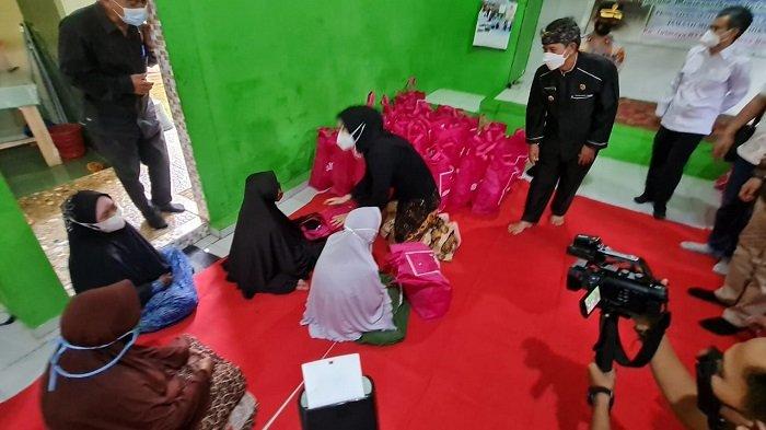 Sebagai wujud rasa kepedulian terhadap masyarakat ditengah pandemi dan momen bulan Ramadan yang penuh berkah, Bupati Purwakarta,Anne Ratna Mustika didampingi Sales Area Manager Karawang Teuku Desky Arifin dan Ketua Hiswana Migas DPC Purwakarta-Karawang Arry Syafrudin memberikan bingkisan sembako sebanyak 200 paket kepada warga yang membutuhkan di Kecamatan Bungursari Purwakarta.