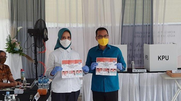 Calon Wakil Wali Kota Tangsel nomor urut 3, Pilar Saga Ichsan saat akan mengunakan hak suara ny di TPS 24 Sutera Narada, Pakulonan, Serpong Utara. (Warta Kota/Rizki Amana).