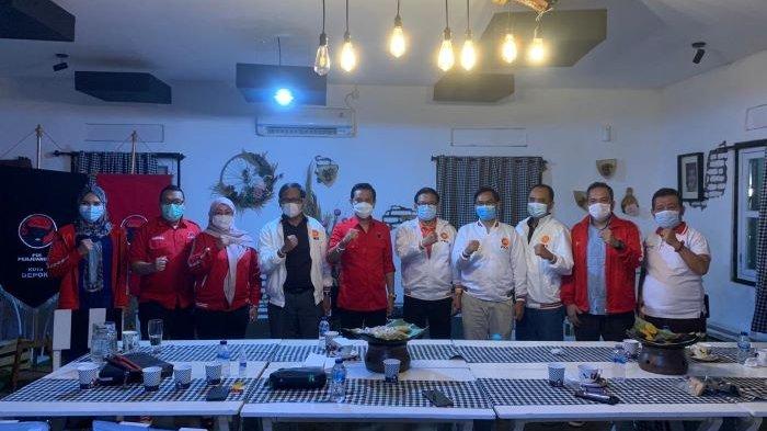 Ketua dan pengurus DPD PKS Kota Depok dan DPC PDIP Kota Depok berfoto bersama saat silaturahmi Cafe Poelang Kampoeng atau di kediaman ketua DPC PDI Perjuangan Hendrik Tangke Allo, Pancoran Mas, Kota Depok.