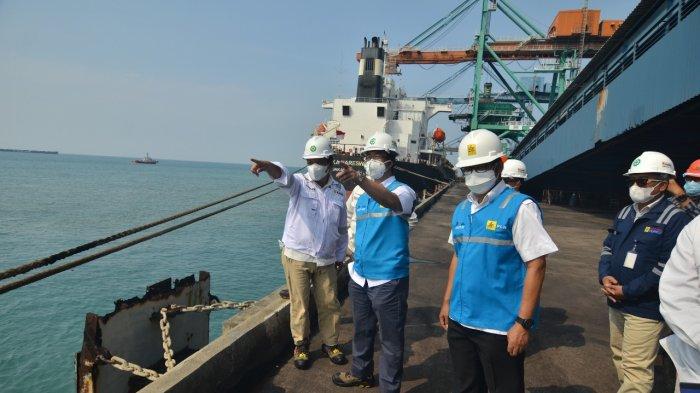 Direktur Utama PLN, Zulkifli Zaini saat mengunjungi PLTU Suralaya, Banten.