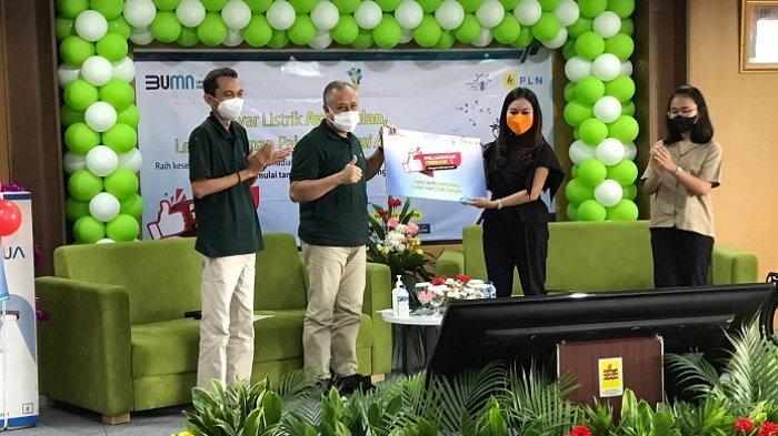Sebanyak 16 Pelanggan Terbaik diberi apresiasi secara simbolis, serentak di 16 unit PLN yang masuk wilayah kerja PLN UID Jakarta Raya.