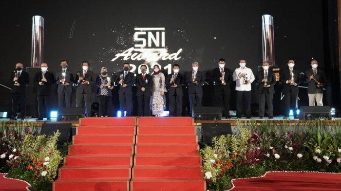 Para pemenang penghargaan SNI Award 2021 dari Badan Standarisasi Nasional (BSN) berfoto bersama usai penyerahan penghargaan tersebut, Kamis (18/11) lalu.
