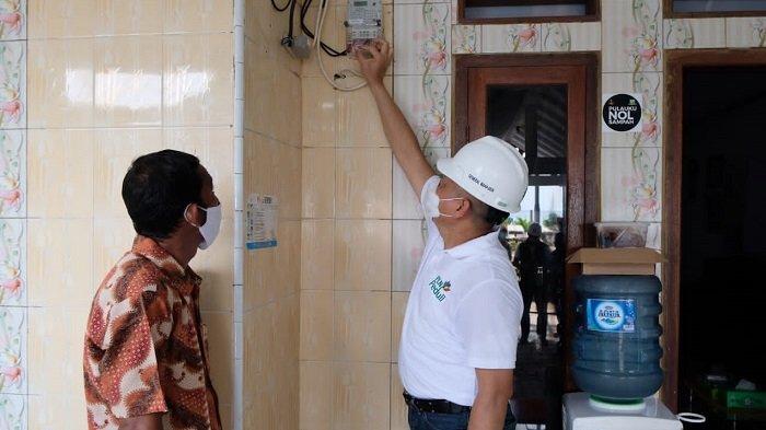 Doddy B Pangaribuan, General Manager PLN Unit Induk Distribusi Jakarta Raya saat memantau pelayanan promo tambah daya Super Merdeka ke rumah warga, beberapa waktu lalu.