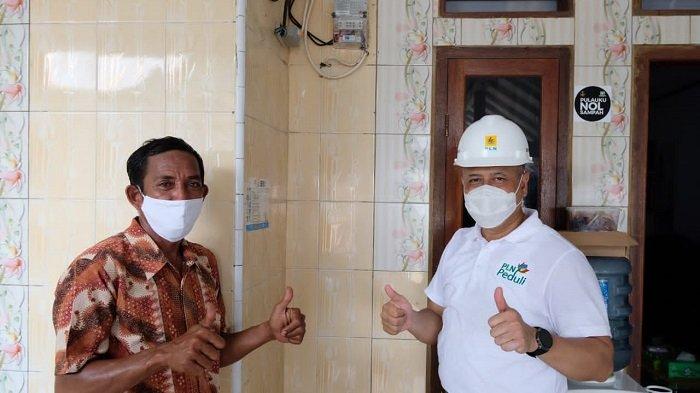Doddy B Pangaribuan, General Manager PLN Unit Induk Distribusi Jakarta Raya saat memantau pelayanan promo tambah daya Super Merdeka ke rumah warga, beberapa waktu lalu.
