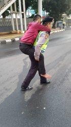 Anggota Ditsamapta PMJ Gendong Pemotor Korban Kecelakaan Tunggal di Jalan Sisingamangaraja